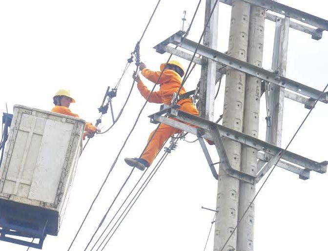 Công nhân điện lực Dak Lak kiểm tra, khắc phục sự cố lưới điện