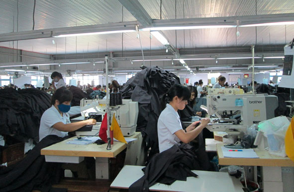 Công nhân Công ty Cổ phần may Dak Lak làm việc tại xưởng.