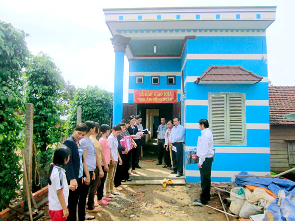 Lễ  bàn giao nhà  “Mái ấm công đoàn” cho gia đình chị  Nguyễn  Thị Hiền.