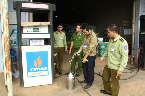 Lực lượng Quản lý thị trường tỉnh tiến hành  kiểm tra về phương tiện,  hệ thống đo lường mặt hàng xăng dầu tại một cây xăng ở huyện Cư M’gar.