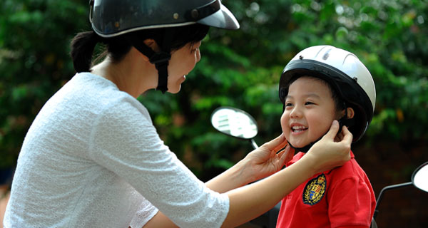 Đội mũ cho con, trọn tình cha mẹ”            (LV) - Đó là thông điệp chính c ủa Kế hoạch hành động thực hiện quy định của pháp luật về đội mũ bảo hiểm đối với trẻ em được            
