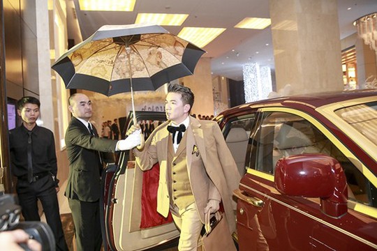 Description: Đàm Vĩnh Hưng đã đưa chiếc xe Roll Royce dát vàng trị giá 40 tỉ đồng lên sát sân khấu