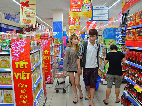 Hàng hóa Tết đã được bày bán ở hầu hết các siêu thị trên địa bàn TP HCM Ảnh: TẤN THẠNH