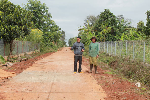 Nhân dân ở xã Ea Tul (huyện Cư M’gar) hiến đất để làm giao thông nông thôn.