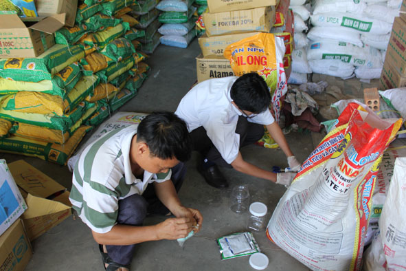 Lấy mẫu thuốc bảo vệ thực vật tại huyện M’Drak.