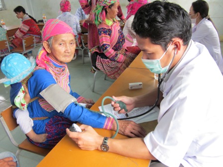 Các y bác sĩ Hội Thầy thuốc trẻ tỉnh khám bệnh cho người dân vùng khó khăn của tỉnh. 