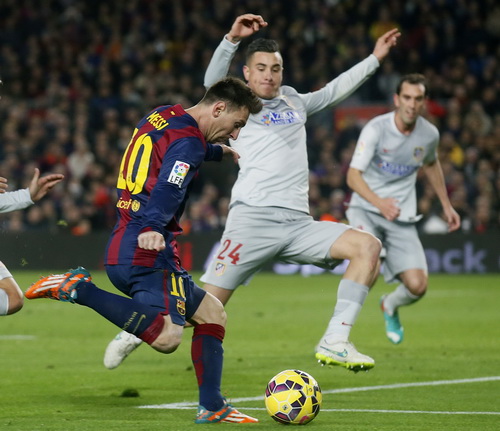 Lionel Messi vất vả trước hàng thủ Atletico Madrid