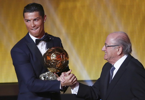 Ronaldo hai năm liên tiếp nhận Quả bóng vàng FIFA