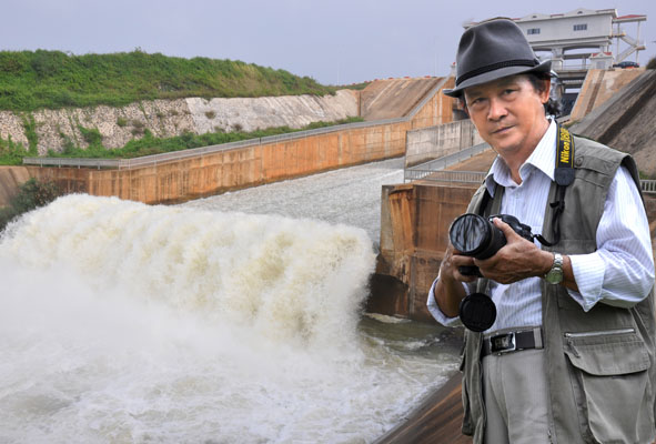 Kỹ sư Nguyễn Quyền trong một lần đến thăm công trình  thủy lợi Krông Buk hạ.