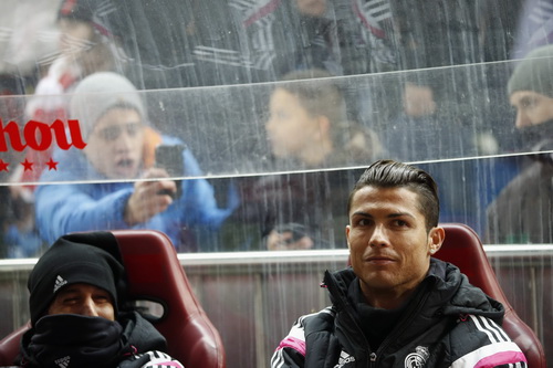 Ronaldo và Fabio Coentrao ngồi dự bị, chứng kiến bàn thua đầu tiên của đội nhà