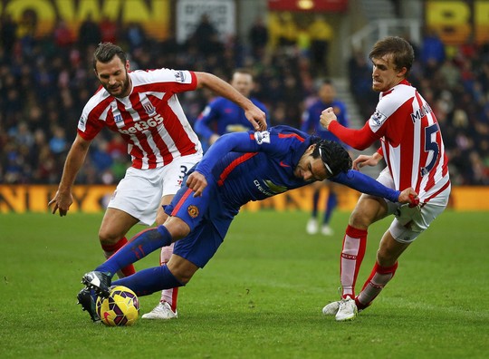 Falcao ghi bàn trong trận hòa Stoke City hôm 1-1 nhưng vẫn không thuyết phục được HLV Van Gaal