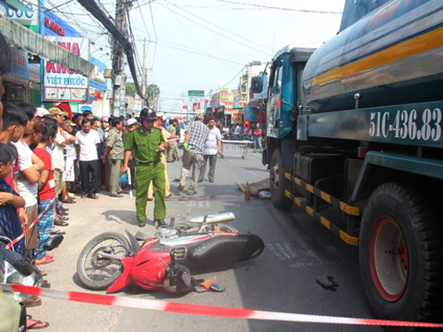 Hiện trường vụ tai nạn giao thông xe bồn cán chết người trên đường Tân Kỳ Tân Quý (phường Bình Hưng Hòa A, quận Bình Tân, TP HCM) vào trưa ngày 2-1 - Ảnh: H.Âu