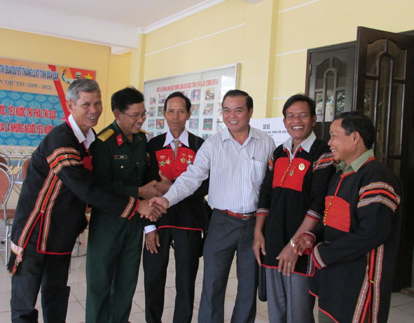 Đồng chí Êban Y Phu, Phó Bí thư Tỉnh ủy động viên, thăm hỏi các già làng, trưởng buôn tiêu biểu.  Ảnh: Quỳnh Anh