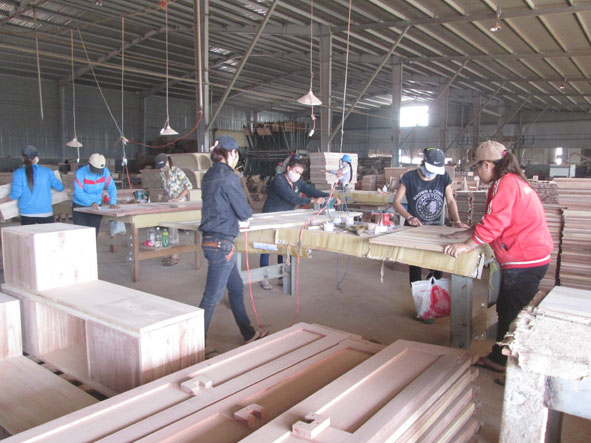 Sản xuất đồ gỗ tại một nhà máy ở Cụm Công nghiệp Tân An. Ảnh: Đ.T