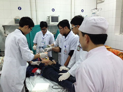 Một nạn nhân bị TNGT được các bác sĩ, điều dưỡng cấp cứu tại Bệnh viện Việt ĐứcẢnh: Ngọc Dung
