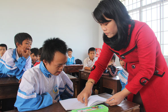 Mỗi ngày, cô Nhữ Thị Thảo, giáo viên chủ nhiệm lớp 3A Trường Tiểu học Bùi Thị Xuân (TP. Buôn Ma Thuột)  đều dành 15 phút hướng dẫn em Mai Quốc Cường bị thiểu năng trí tuệ tập đọc chữ cái, con số. 