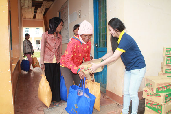 Người nghèo xã Dak Phơi nhận quà tặng từ chương trình  Xuân yêu thương năm 2014.