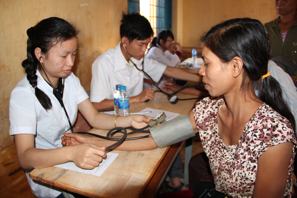 Các  bác sĩ của  Hội  Thầy thuốc trẻ  khám chữa bệnh  cho đồng bào  dân tộc thiểu số tại xã Ea Kuêh (huyện Cư M'gar).