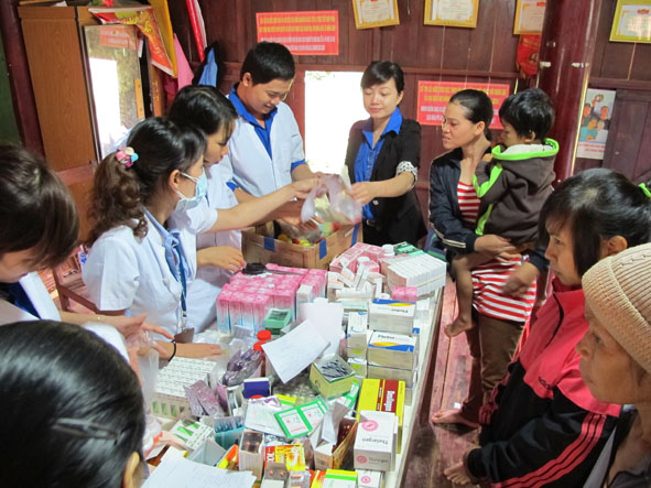 Các bác sĩ đang cấp phát thuốc cho đồng bào tại buôn Kom Leo, xã Hòa Thắng (TP. Buôn Ma Thuột).