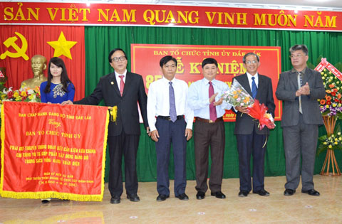 Thay mặt lãnh đạo Tỉnh ủy, đồng chí Phạm Minh Tấn trao bức trướng tặng Ban Tổ chức Tỉnh ủy