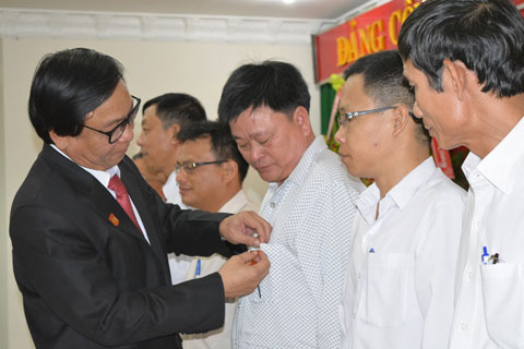 Thừa ủy nhiệm của Ban Tổ chức Trung ương, đồng chí Trần Phú trao Kỷ niệm chương tặng 