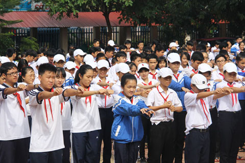 Học sinh Trường THCS Đoàn Thị Điểm (TP. Buôn Ma Thuột) tập thể dục giữa giờ.