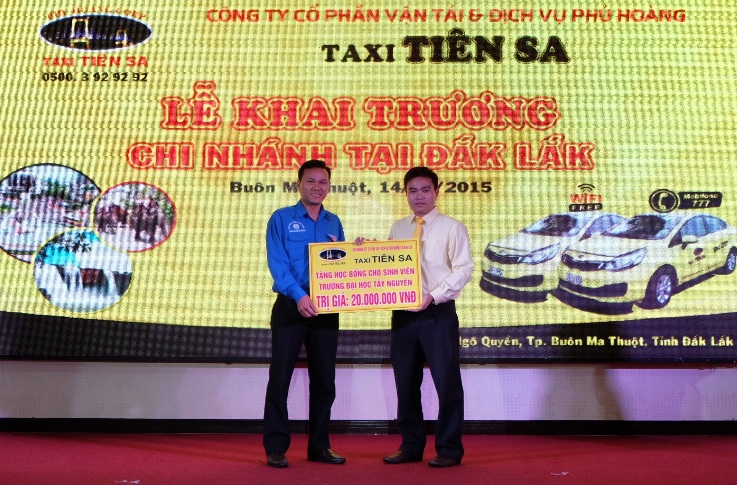 Đại diện Trường Đại học Tây Nguyên (bìa trái) nhận học bổng tượng trưng do Taxi Tiên Sa Đắk Lắk trao tặng. 