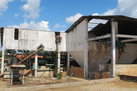 Mái lợp bảo vệ và che chắn xưởng chế biến cà phê trong khu di tích cũng trở nên rách nát và sụp sệ.