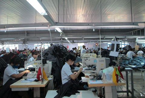 May gia công hàng xuất khẩu tại Công ty Cổ phần may Đắk Lắk. 