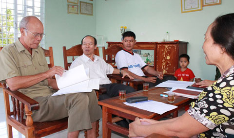 Một buổi sinh hoạt của chi bộ thôn 1A, xã Ea Mnang (huyện Cư M’gar). Ảnh: Hồng Thủy
