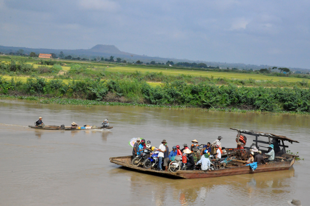 Phương tiện đường thủy lưu thông trên sông Krông Ana đoan qua thị trấn Buôn Trấp (huyện Krông Ana)