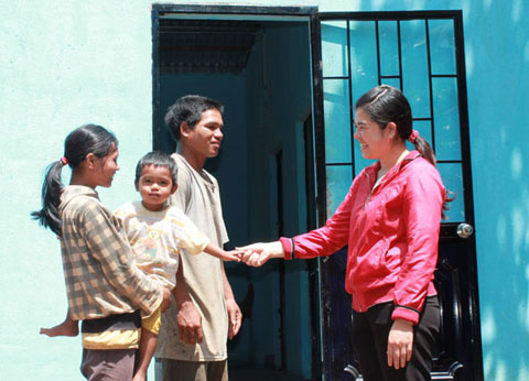 Cán bộ Hội Phụ nữ xã Ea Tu (TP. Buôn Ma Thuột) chia vui với gia đình chị H’Chi Byă bên căn nhà  “Mái ấm tình thương” được bàn giao đúng dịp 20-10-2015.