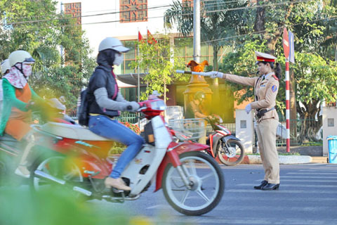 Nữ cảnh sát tham gia điều tiết giao thông trong giờ cao điểm.                                                                                                       Ảnh: Hoàng Gia