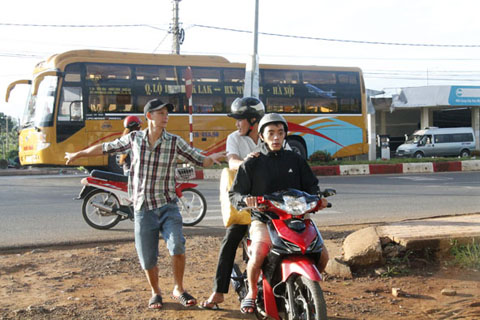 Cò chèo kéo khách trước cổng Bến xe liên tỉnh Đắk Lắk.