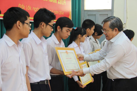 Giám đốc Sở GD-ĐT Phan Hồng trao Bằng khen của Bộ trưởng Bộ GD-ĐT tặng học sinh đoạt giải quốc gia. Ảnh: tư liệu