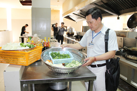 Thành viên Đoàn kiểm tra liên ngành VSATTP tỉnh kiểm tra chất lượng thực phẩm tại khách sạn Sài Gòn - Ban Mê . 