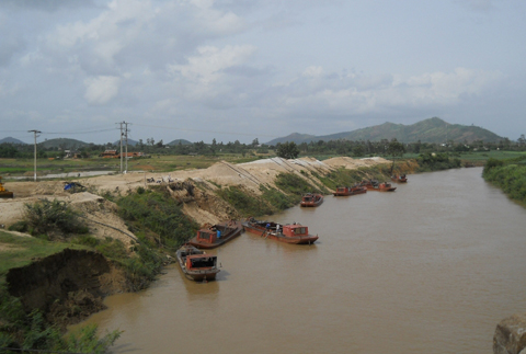 Tàu khai thác cát trên sông Krông Ana đoạn qua xã Hoà Hiệp, huyện Cư Kuin