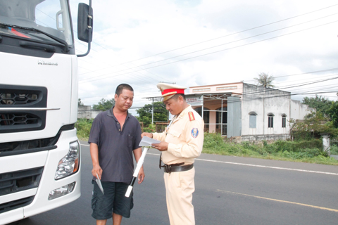 CSGT Công an tỉnh kiểm tra hành chính tài xế xe tải trên đường Hồ Chí Minh đoạn phía Nam TP. Buôn Ma Thuột.