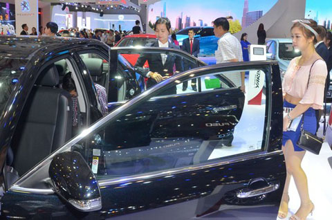 Dòng xe tầm trung thu hút khách tham quan tại Vietnam Motor Show 2015 Ảnh: TẤN THẠNH