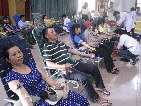 Các đợt hiến máu nhân đạo tại huyện Ea Kar luôn thu hút nhiều người tham gia. 