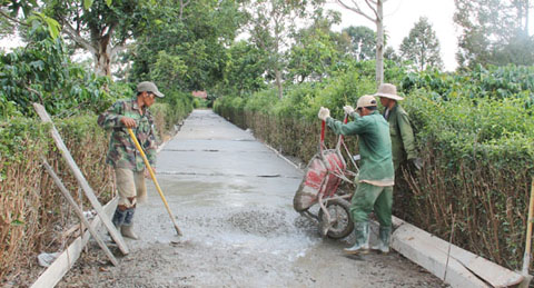 Người dân cùng góp sức làm đường giao thông nông thôn mới ở xã Hòa Thắng (TP. Buôn Ma Thuột).