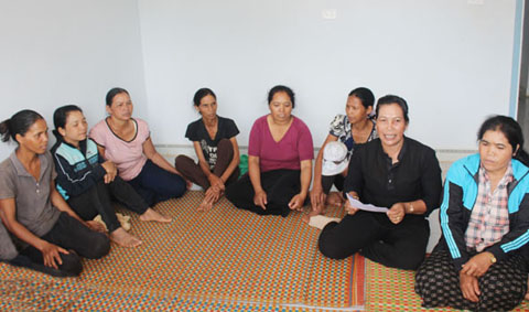 Cán bộ Hội Phụ nữ huyện Cư M’gar trao đổi với hội viên nòng cốt tại cơ sở.