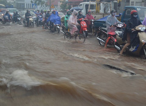 Mưa lớn gây ngập sâu ở TP Buôn Ma Thuột, tỉnh Đắk Lắk Ảnh: CAO NGUYÊN