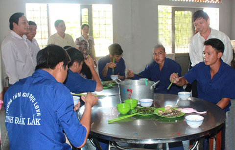 Đoàn giám sát của HĐND tỉnh thăm hỏi học viên Trung tâm Giáo dục  lao động xã hội tỉnh.