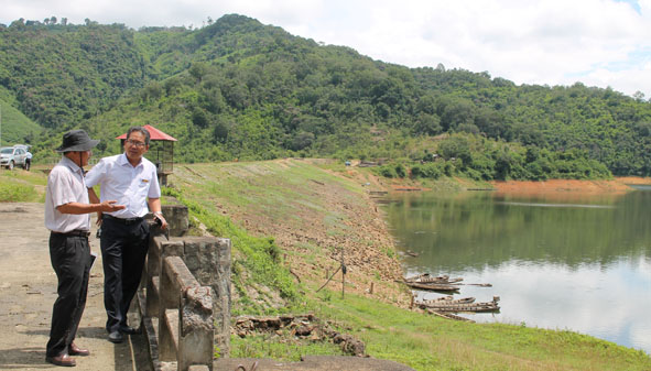 Lãnh đạo Công ty TNHH MTV Quản lý công trình thủy lợi kiểm tra tình hình tích nước của hồ Buôn Triết (huyện Lắk). 