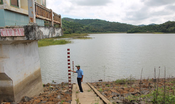 Cán bộ quản lý công trình đầu mối hồ Ea Bông (huyện Krông Ana) kiểm tra mực nước dâng của hồ.