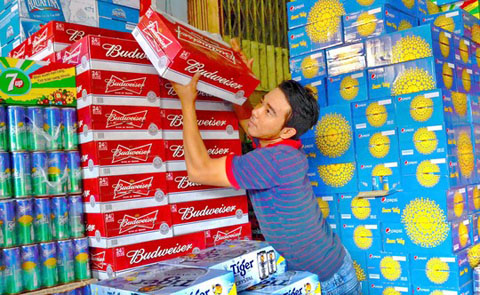Các nhà bán lẻ, đại lý bắt đầu trữ bia để bán Tết, trong đó thương hiệu bia ngoại đang lấn át Ảnh: Tấn Thạnh