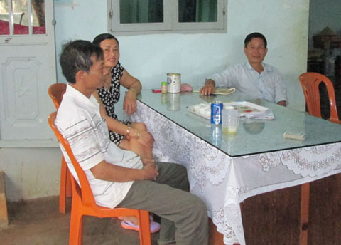 Ông Nguyễn Mạnh Cường (bìa phải) trò chuyện với mọi người trong cơ sở Nhân Hòa.