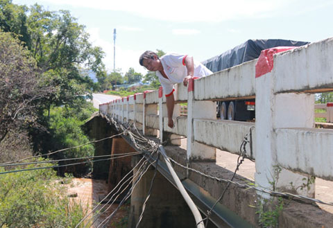 Dây điện được kéo qua gầm Cầu 110 thường xuyên bị ngập nước vào mùa mưa,  tiềm ẩn nhiều nguy cơ mất an toàn.