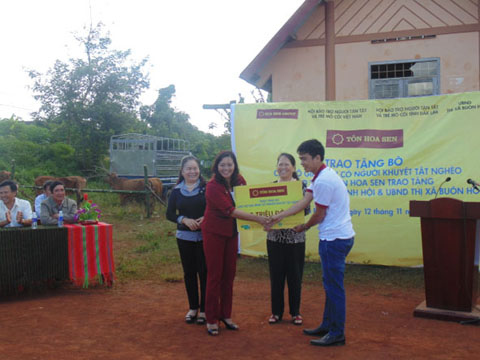 Vận động Tập đoàn Tôn Hoa Sen, chi nhánh thị xã Buôn Hồ  trao tặng bò cho các gia đình khuyết tật nghèo ở xã Ea Đrông.